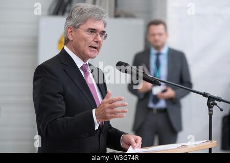 15 juillet 2019, Saxe, Görlitz : Siemens Chef Joe Kaeser parle avant la signature d'un pacte de l'avenir dans un hall de production de l'usine Siemens à Görlitz. Un mois et demi avant l'élections de l'état en Saxe, la chancelière Merkel visite l'usine Siemens à la Neisse ville de Görlitz et une réunion du réseau de femmes dans la capitale de l'état. Photo : Sebastian Kahnert/dpa-Zentralbild/dpa Banque D'Images