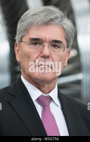 15 juillet 2019, Saxe, Görlitz : Après la signature d'un pacte de l'avenir dans un hall de production à l'usine Siemens à Görlitz, Siemens Chef Joe Kaeser se place en avant d'une turbine. Un mois et demi avant l'élections de l'état en Saxe, la chancelière Merkel visite l'usine Siemens à la Neisse ville de Görlitz et une réunion du réseau de femmes dans la capitale de l'état. Photo : Sebastian Kahnert/dpa-Zentralbild/dpa Banque D'Images