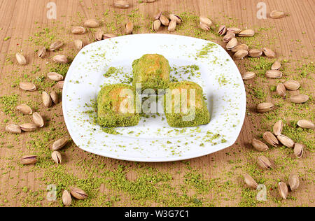 La meilleure kuru turc baklava sur la plaque est rempli de poudre de pistache verte Banque D'Images