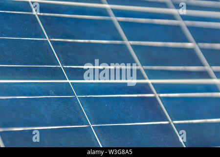 Énergie solaire connexions de cellules solaires, silicium et encapsule un joli modèle bleu de technologie. Vue en perspective des cellules solaires en silicium polycristallin Banque D'Images