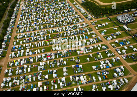 Une vue aérienne de Silverstone Woodlands camping sur le bord de circuit de Silverstone sur F1 race day 2019 à partir d'un hélicoptère au-dessus du Northamptonshire c Banque D'Images