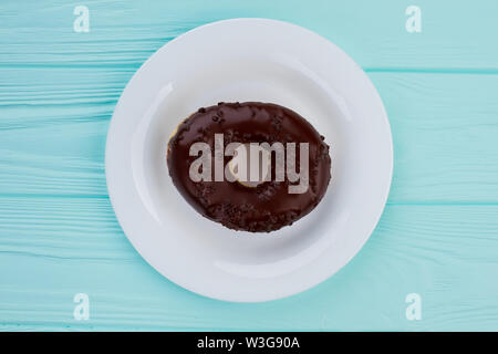 Délicieux beignet de chocolat sur l'assiette. Banque D'Images