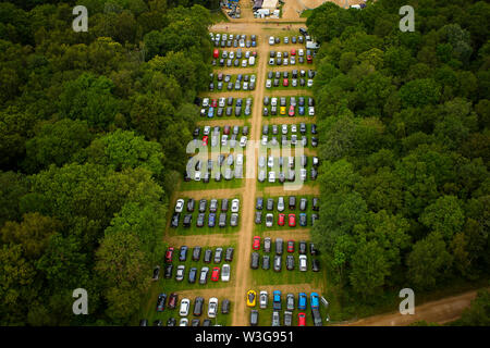 Une vue aérienne de Silverstone Woodlands camping sur le bord de circuit de Silverstone sur F1 race day 2019 à partir d'un hélicoptère au-dessus du Northamptonshire c Banque D'Images