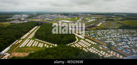 Une vue aérienne du champ de tentes de luxe Glamping bell à Silverstone Woodlands camping sur le bord de circuit de Silverstone sur F1 race day 2019 à partir d'un Banque D'Images