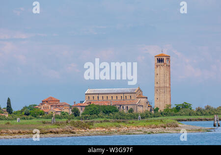 Avis de Torcello, une petite île de la lagune de Venise, Venise, Italie avec la Cathédrale de Santa Maria Assunta, Santa Fosca et le Campanile (clocher) Banque D'Images