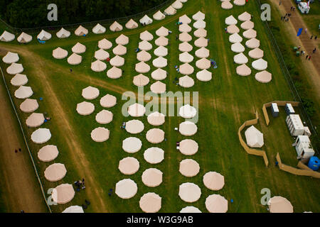 Une vue aérienne du champ de tentes de luxe Glamping bell à Silverstone Woodlands camping sur le bord de circuit de Silverstone sur F1 race day 2019 à partir d'un Banque D'Images
