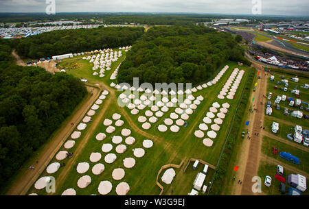 Une vue aérienne du champ de tentes de luxe Glamping bell à Silverstone Woodlands camping sur le bord de circuit de Silverstone sur F1 race day 2019 à partir d'un Banque D'Images