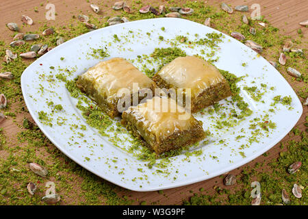 Les meilleurs baklavas spéciales turques avec les pistaches sur une plaque blanche Banque D'Images