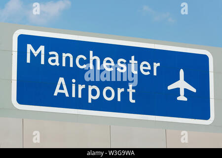 La signalisation pour l'aéroport de Manchester au-dessus d'une autoroute. Banque D'Images