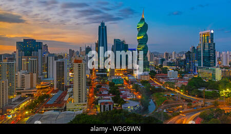 Panorama coloré de la skyline de la ville de Panama, au coucher du soleil avec des gratte-ciel de haute élévation, Panama, Amérique centrale. Banque D'Images