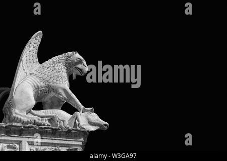 Griffon symbole de la ville de Pérouse en Ombrie. Cité médiévale du 14ème siècle ancienne statue en marbre de la créature mythique (en noir et blanc avec copie espace) Banque D'Images