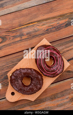 Beignets sur fond de bois, vue de dessus. Banque D'Images