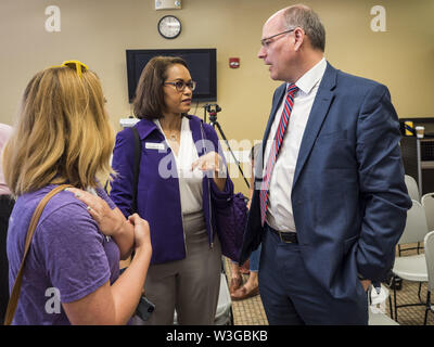 Des Moines, Iowa, USA. 15 juillet, 2019. JOHN BESSLER, droite, mari de la Sénatrice Amy Klobuchar (D-MN) parle aux électeurs après un événement de campagne Klobuchar de Des Moines. Klobuchar Sen a organisé une table ronde sur des questions importantes pour les Américains âgés dans un centre communautaire à Des Moines. Klobuchar est en marche pour être le candidat démocrate à la présidence dans l'élection de 2020. L'Iowa héberge le premier événement de l'élection présidentielle. Le caucus de l'Iowa sont le 3 février 2019. Crédit : Jack Kurtz/ZUMA/Alamy Fil Live News Banque D'Images