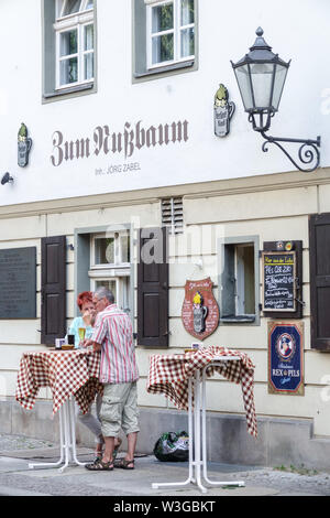 Les gens, à l'extérieur de tourisme Restaurant "zum Nussbaum", Nikolaiviertel, Berlin, Allemagne Banque D'Images