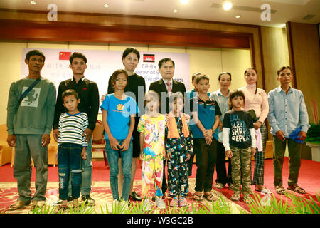 Phnom Penh, Cambodge. 15 juillet, 2019. Ministère de la Santé cambodgien, Secrétaire d'État (4e mer Huong L, arrière) et Zuo Wenxing (3L, arrière), chargé d'affaires de l'ambassade de Chine au Cambodge, poser pour des photos avec les enfants cambodgiens avec la maladie cardiaque congénitale au cours d'un séminaire à Phnom Penh, Cambodge, le 15 juillet 2019. Muoy Sey, un adolescent cambodgien depuis le nord-ouest de la province de Battambang, est revenu à une vie en bonne santé après qu'elle eut son les malformations cardiaques congénitales (CHD) corrigée par les chirurgiens chinois l'année dernière. Credit : Phearum/Xinhua/Alamy Live News Banque D'Images