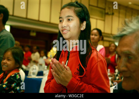 Phnom Penh, Cambodge. 15 juillet, 2019. Sey Muoy assiste à un séminaire sur les malformations cardiaques congénitales à Phnom Penh, Cambodge, le 15 juillet 2019. Muoy Sey, un adolescent cambodgien depuis le nord-ouest de la province de Battambang, est revenu à une vie en bonne santé après qu'elle eut son les malformations cardiaques congénitales (CHD) corrigée par les chirurgiens chinois l'année dernière. Credit : Phearum/Xinhua/Alamy Live News Banque D'Images