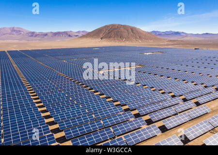 Vue aérienne de centaines de modules ou de panneaux d'énergie solaire le long des terres sèches du désert d'Atacama, au Chili. Énorme usine photovoltaïque PV dans le désert Banque D'Images