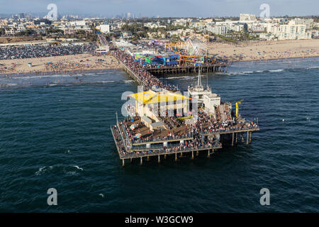 Santa Monica, Californie, USA - 6 août 2016 : Vue aérienne de foules d'été populaires sur la jetée de Santa Monica, près de Los Angeles. Banque D'Images