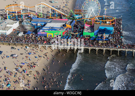 Santa Monica, Californie, USA - 6 août 2016 : Vue aérienne de foules d'été occupée à la populaire plage de Santa Monica Pier et près de Los Angeles. Banque D'Images