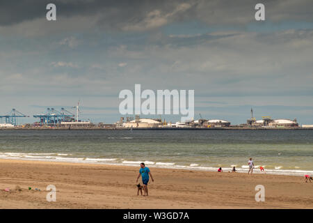 Knokke-Heist, Flandre, Belgique - 16 juin 2019 : Knokke-heist partie de la ville. Vue de la plage de sable sur la mer et terminal GNL de grues à conteneurs du port Banque D'Images