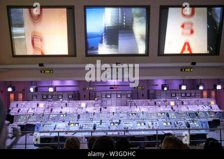 Les touristes regarder le lancement d'Apollo 8 dans le centre de tir à l'Apollo/Saturn 5 centre Centre spatial Kennedy en Floride USA sur la semaine de la 50e Banque D'Images