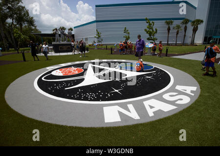 La nouvelle lune dans le jardin de l'arbre l'Apollo/Saturn 5 centre Centre spatial Kennedy en Floride USA sur la semaine du 50e anniversaire de la lune Banque D'Images