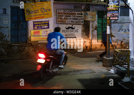 UDAIPUR, INDE - circa 2018 Novembre : Rue d'Udaipur dans la nuit. La ville est la capitale historique du royaume de Mewar. Entouré par rang d'Aravali Banque D'Images