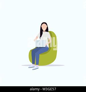 Femme assise dans un fauteuil de sac d'haricot smiling girl freelancer ou office worker using laptop social media communication concept freelance pleine longueur à plat Illustration de Vecteur