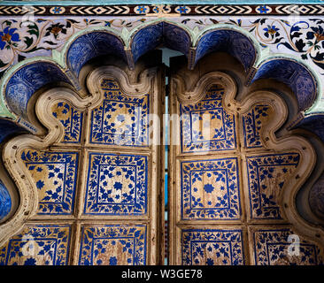 UDAIPUR, INDE - circa 2018 Novembre : intérieur la porte du palais de ville à Udaipur. La ville est la capitale historique du royaume de Mewar. Surrounde Banque D'Images