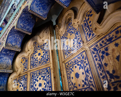 UDAIPUR, INDE - circa 2018 Novembre : intérieur la porte du palais de ville à Udaipur. La ville est la capitale historique du royaume de Mewar. Surrounde Banque D'Images