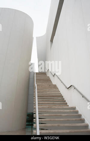 Vue horizontale de l'escalier de la cour intérieure au Museo Internacional del Barroco. Puebla, Mexique. Jun 2019 Banque D'Images