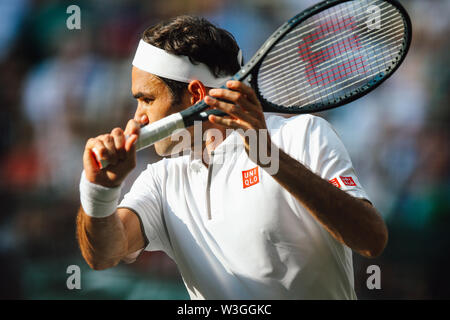 Roger Federer de la Suisse pendant le match final du tournoi de Wimbledon Lawn Tennis Championships le contre Novak Djokovic de la Serbie à l'All England Lawn Tennis et croquet Club à Londres, Angleterre le 14 juillet 2019. Credit : AFLO/Alamy Live News Banque D'Images