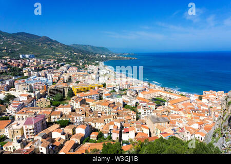 Belle vue de la côte de Cefalù en Sicile, Italie Banque D'Images