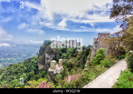 Vue sur le château normand et les Pepoli Castle dans Erice, Sicile, Italie Banque D'Images