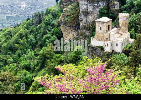 Vue sur le château Pepoli Erice dans sur le sommet du mont Erice, Italie. Banque D'Images