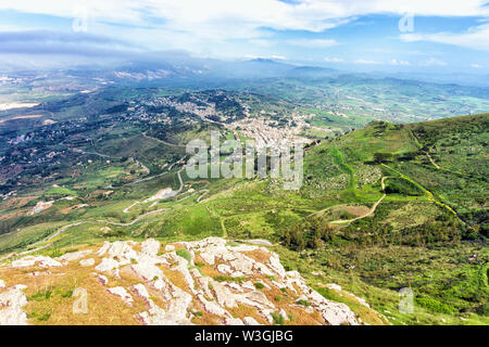 Vue du mont Erice du château de Vénus à Erice, Sicile, Italie Banque D'Images