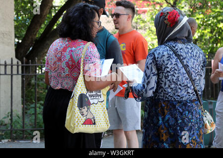 New York City, New York, USA. 14 juillet, 2019. Les bénévoles de l'équipe AOC répondre à l'appel d'urgence de sénatrice Alexandria Ocasio-Cortez (D-NY) à inscrivez-vous à solliciter son heavy-migrants Parkchester, Bronx, New York District, à des électeurs sur leurs droits, s'ils en découvrent le U.S. Immigration and Customs Enforcement (ICE) responsables sous le président américain, Donald Trump a ordonné des raids nationaux d'immigration le 14 juillet 2019. Credit : Ronald G. Lopez/ZUMA/Alamy Fil Live News Banque D'Images