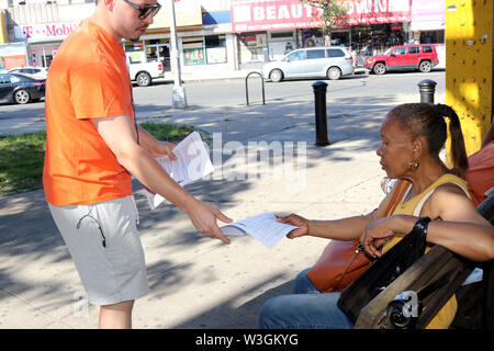 New York City, New York, USA. 14 juillet, 2019. Les bénévoles de l'équipe AOC répondre à l'appel d'urgence de sénatrice Alexandria Ocasio-Cortez (D-NY) à inscrivez-vous à solliciter son heavy-migrants Parkchester, Bronx, New York District, à des électeurs sur leurs droits, s'ils en découvrent le U.S. Immigration and Customs Enforcement (ICE) responsables sous le président américain, Donald Trump a ordonné des raids nationaux d'immigration le 14 juillet 2019. Credit : Ronald G. Lopez/ZUMA/Alamy Fil Live News Banque D'Images