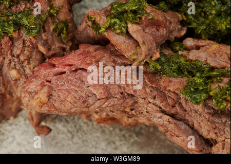 La viande rouge juteux steak cuit avec des herbes vue macro Banque D'Images