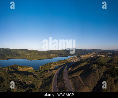 Vue aérienne de l'autoroute 280 trafic tôt le matin entouré de montagnes Banque D'Images
