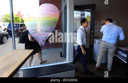 Oqasmieh, Iowa, États-Unis. 15 juillet, 2019. Ancien secrétaire du logement et du développement urbain et le candidat démocrate à Julian Castro du Texas arrive pour un événement au Black Pearl Cafe et Boutique sur 2e rue au centre-ville de Muscatine, Iowa Lundi, 15 juillet 2019. Crédit : Kevin E. Schmidt/Quad-City Times/ZUMA/Alamy Fil Live News Banque D'Images