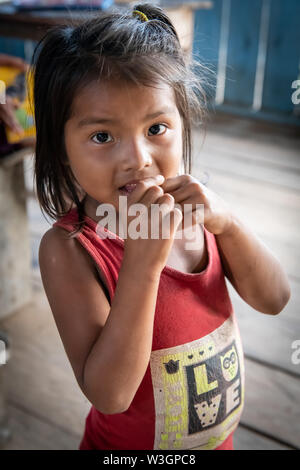 Petite fille dans l'Amazonie péruvienne Banque D'Images
