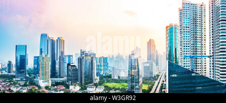 Vue panoramique sur les toits de Jakarta avec les gratte-ciel dans l'après-midi. Jakarta, Indonésie Banque D'Images