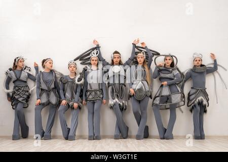 Les jeunes danseurs en costumes shot Banque D'Images