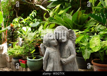 Libre de deux statues amoureux Ange debout ensemble dans le jardin, l'amour concept Banque D'Images