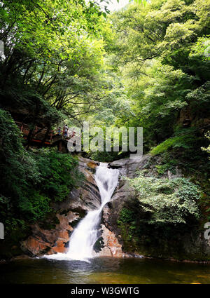 Xi'an, province du Shaanxi en Chine. 15 juillet, 2019. Les touristes à aller visiter le parc national forestier de Taiping dans Xi'an, province du Shaanxi du nord-ouest de la Chine, le 15 juillet 2019. Credit : Liu Xiao/Xinhua/Alamy Live News Banque D'Images