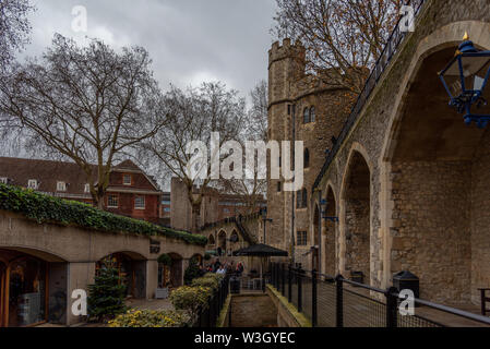 Londres, Angleterre, Décembre 10th, 2018 : l'intérieur de la citadelle. Une boutique de passage à l'intérieur de la Tour de Londres. Banque D'Images