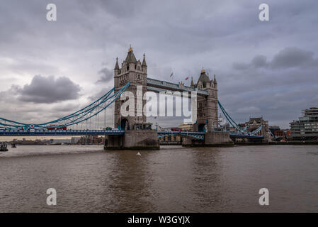 Londres, Angleterre, Décembre 10th, 2018 : Tower Bridge à Londres, au Royaume-Uni. Lever du soleil avec de beaux nuages. Symboles anglais Banque D'Images