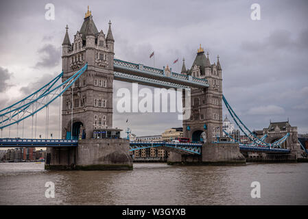 Londres, Angleterre, Décembre 10th, 2018 : Tower Bridge à Londres, au Royaume-Uni. Lever du soleil avec de beaux nuages. Symboles anglais Banque D'Images
