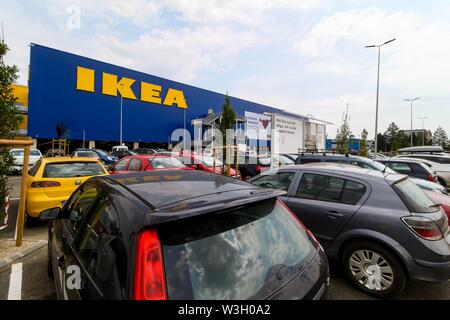 Bucarest, Roumanie - 24 juin 2019 : la construction d'IKEA et le parking à côté il sont vus dans le jour de l'ouverture du magasin IKEA Pallady, qui est la s Banque D'Images